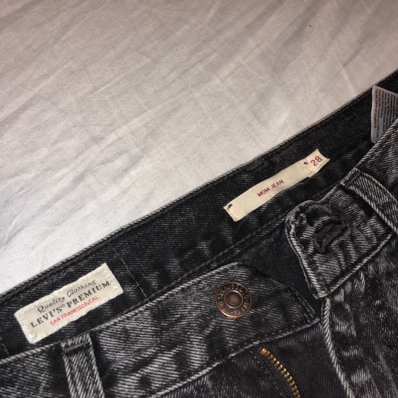 Dark wash Levi’s mom jeans - Picture 4 of 4